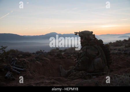 Ein US-Soldat, 3rd Platoon, Alpha Company, 2. Bataillon, 1. Infanterie-Regiment zugewiesen versteckt sich hinter der Verschleierung und kehrt Feuer während der entscheidenden Aktion Rotation 16-03 im National Training Center hier, 20. Januar 2016. Diese 15-tägige Ausbildungszeit besteht darin einen umfassenderen Ansatz für Soldaten innerhalb der 2nd Stryker Brigade Combat Team, 2. US-Infanteriedivision. (Foto: US-Armee Sgt. Christopher Blanton, Operations Group, National Training Center) Overwatch 160120-A-TF821-001 Stockfoto