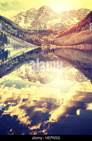 Vintage getönten Maroon Bells bei Sonnenuntergang, Aspen in Colorado, USA. Stockfoto