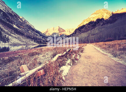 Vintage getönten Pfad, Maroon Bells bei Sonnenaufgang, Colorado, USA. Stockfoto