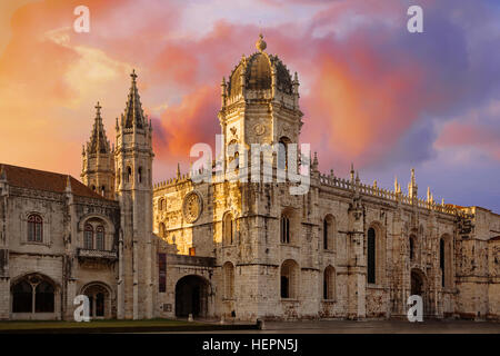 Sonnenaufgang über dem Hieronymus-Kloster, Lissabon, Portugal Stockfoto