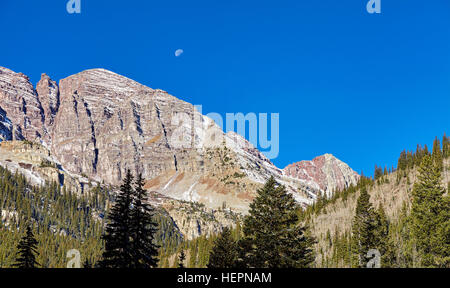 Maroon Bells Bergkette mit Mond oben, Aspen in Colorado, USA. Stockfoto