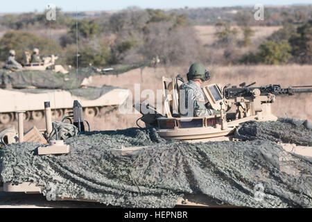 Zwei M1A2 Abrams tank-Besatzungen mit der Firma C "Comanche", 2nd Battalion 7. Kavallerie-Regiment, 3rd Armored Brigade Combat Team, 1. Kavallerie-Division-ziehen-Sicherheit auf dem Umfang einer simulierten Stadt Feb. 10 in Fort Hood, Texas. Die Gesellschaft ist der global Response Force als die Rüstung Paket bietet mobile, schwere Feuerkraft für die 1. Brigade Combat Team, 82nd Airborne Division zugeordnet. (US Armee-Foto von Sgt. Brandon Banzhaf, 3. ABCT PAO, 1. Kavallerie-Division) CAV-Ganzzug mit 82nd Airborne 160210-A-FJ427-178 Stockfoto