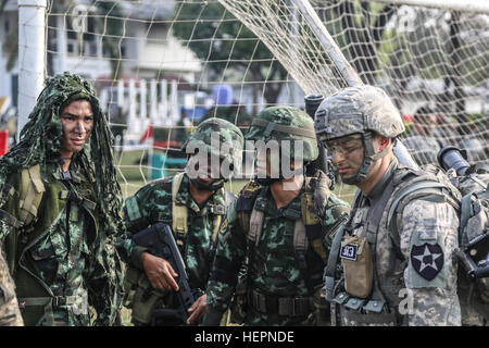 Royal Thai Army Soldaten, 31. Regiment, 1. Bataillon, 3. Kompanie Riffle und US-Soldaten, Alpha Company, 2. Bataillon, 3. Infanterie-Regiment, 1-2 Stryker Brigade zugewiesen zugewiesen bereitet sich auf eine Luft-Angriff-Übung während Cobra Gold 16 in Lop Buri, Thailand, 13. Februar 2016 vor. Kobra-Gold ist eine Übung, die das Engagement des Königreichs Thailand und die Vereinigten Staaten Allianz zu Wohlstand und Sicherheit in der Indo-Asien-Pazifik. Die US-Soldaten sind derzeit von Joint Base Lewis Mchord, Washington, auf der ersten Etappe der Pazifik Wege 16-1, die U. bereitgestellt. Stockfoto