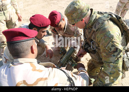 Ein australischer Soldat mit Task Group Taji bietet Unterricht für irakische Soldaten, Sicherheit Bataillon, Ninive Operations Command zugewiesen, auf die Anpassung der Sehenswürdigkeiten auf einem Schlauch 60 mm Mörser während eines Waffen-Diagnose test am Camp Taji, Irak, 14. Februar 2016. Die Diagnostik-Tests fand statt, um die irakischen Soldaten wissen auf einer Vielzahl von Waffensystemen zu überprüfen. Diese Ausbildung ist Teil der insgesamt kombiniert gemeinsame Task Force – Betrieb innewohnende lösen Baupartner Kapazität Mission zur Erhöhung der militärischen Kapazität der irakischen Sicherheitskräfte, die Bekämpfung des islamischen Staates im Irak und der Levante. Stockfoto