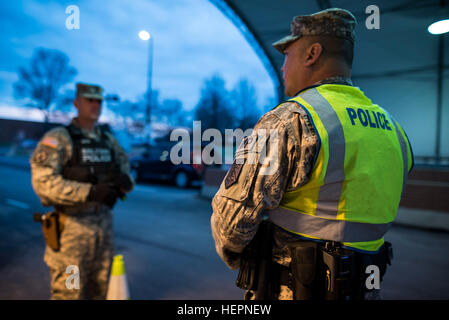 Sgt. Michael Villena (rechts), US Army Reserve Militärpolizei Soldat von Manassas Park, VA., mit dem 352. MP-Unternehmen der 200. MP-Kommando, Gespräche mit Staff Sgt Micheal Deitz, Patrouille Supervisor für 289. Gesellschaft MP, Zugehörigkeit zu der 3. US-Infanterie-Regiment (der alte Garde), während ein Partnerschafts-Programm die Armee-Reserve-Soldaten die Möglichkeit, Recht und Ordnung sorgen , Sicherheit und Patrouille Unterstützung bei verschiedenen aktiven Dienst Installationen im militärischen Bezirk Washington, 17 Februar. Diese Partnerschaft-pilot-Programm begann Anfang Februar aktiv Armee-Reserve-Soldaten Inverkehrbringen Stockfoto