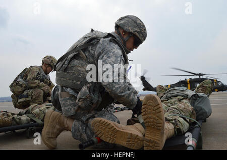 SPC. Logan Pflicht, Vordergrund, combat Medic und Capt Hyun Yi, Arzthelferin, beide zugewiesen, Hauptsitz und zentrale Batterie, 6. Bataillon, 52. Luft-Verteidigung-Artillerie-Regiment, 35. ADA Brigade bereiten Soldaten simulierte Verletzungen für medizinische Evakuierung am wartet auf Helikopter während ihrer kombiniert Basis Verteidigung auszuüben, statt auf Suwon Air Base, 18. Februar 2016 präsentiert. Das Training bestand aus US-Soldaten und Republic of Korea Air Force Piloten, die Verteidigung der Basis gegen einen Angriff, wodurch massive Ausfälle. (Foto von KATUSA CPL. Yo Seup Kim) Drachen Soldaten und ROKAF C Stockfoto