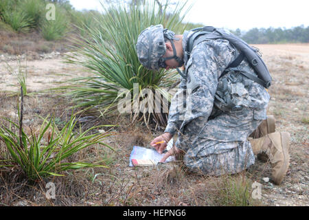 US Army Spc. Bryan Hernandez, Soldat mit der 79. Quartermaster Company, 373rd Bekämpfung Sustainment Support Brigade, 4. Sustainment Command (Expeditionary), überprüft seine Karte auf dem Land Navigation Kurs während der 2016 4. ESC besten Krieger-Wettbewerb im Joint Base San Antonio, 20. Februar 2016. (US Armee-Foto von Capt Jose L. Caballero Jr./freigegeben) 4. ESC besten Krieger Wettbewerb 160221-A-ON118-004 Stockfoto