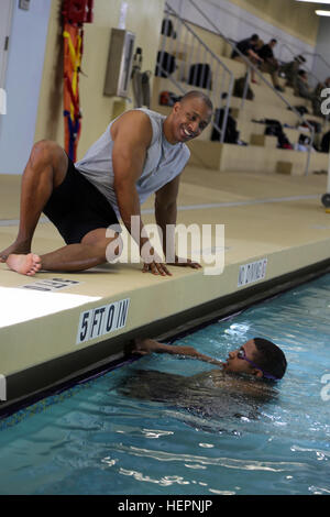 Swim Coach Atiba Wade (links) gibt US Army Veteran Sgt. Ryan Major (rechts), von New Orleans, Louisiana Anweisungen auf Techniken im Aquatics Training Center, Fort Bliss, Texas, 29. Februar 2016. Mehr als 100 verwundet, sind Kranken und verletzten Soldaten und Veteranen im Fort Bliss zu trainieren und konkurrieren in einer Reihe von sportlichen Veranstaltungen wie Bogenschießen, Radfahren, schießen, sitzen, Volleyball, Schwimmen, Track, und Feld und Rollstuhl-Basketball. Armee-Trails, 6.-10. März, durch die Abteilung der Verteidigung Krieger Spiele 2016 Militärmannschaft, rund 250 Sportler, erfolgen die Teams aus der Ar Stockfoto