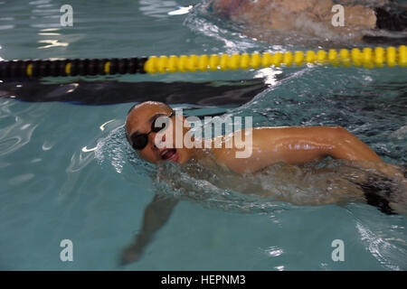 US Army 1st Lt. Thomas Marinas übt seine Schwimmtechnik im Aquatics Training Center, Fort Bliss, Texas., 28. Februar 2016. Mehr als 100 verwundet, sind Kranken und verletzten Soldaten und Veteranen im Fort Bliss zu trainieren und konkurrieren in einer Reihe von sportlichen Veranstaltungen wie Bogenschießen, Radfahren, schießen, sitzen, Rollstuhl-Basketball, Volleyball, Schwimmen und Leichtathletik. Armee-Trails, 6.-10. März, durch die Abteilung der Verteidigung Krieger Spiele 2016 Militärmannschaft, rund 250 Sportler, erfolgen die Teams aus Heer, Marine Corps, Marine, Luftwaffe, Special Operations Command und t Stockfoto