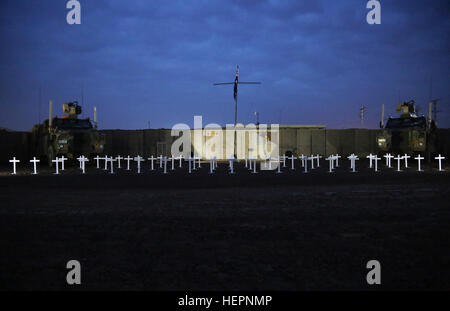 Australische Soldaten vom 8. und 9. Bataillon, königliches australisches Regiment, Gedenken an den Schlachten von Long Hai Hügel, Vietnam, während einer Gedenkveranstaltung im Camp Taji, Irak, 28. Februar 2016 statt. Das 8. Bataillon, königliches australisches Regiment erhielt Vietnam Edelmut Cross Unit Citation als Ergebnis von einem der Schlachten im Jahr 1970. Camp Taji ist einer von fünf kombiniert Joint Task Force – Betrieb innewohnende lösen Bau Partner Kapazität Standorten in irakische Sicherheitskräfte ausgebildet. (US Armee-Foto von Sgt. Kalie Jones/freigegeben) Australische Soldaten gedenken Long Hai Hügel ba Stockfoto