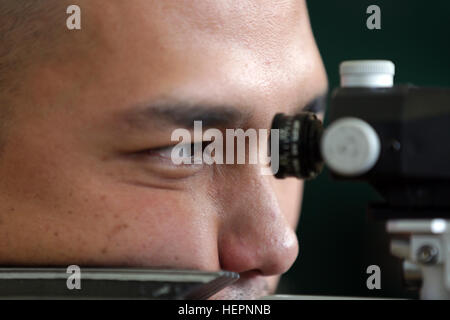 US Army 1st Lt. Thomas Marinas, aus Dedebo, Guam, Augen das Ziel während des Trainings auf dem Luftgewehr bei den Prozessen der Armee in Fort Bliss, Texas, 29. Februar 2016. Mehr als 100 verwundet, sind Kranken und verletzten Soldaten und Veteranen im Fort Bliss zu trainieren und konkurrieren in einer Reihe von sportlichen Veranstaltungen wie Bogenschießen, Radfahren, schießen, sitzen, Volleyball, Schwimmen, Track, und Feld und Rollstuhl-Basketball. Armee-Trails, 6.-10. März, durch die Abteilung der Verteidigung Krieger Spiele 2016 Militärmannschaft, rund 250 Sportler, erfolgen die Teams aus der Armee, Marine Corps, Marine, Luftwaffe, spezielle O Stockfoto