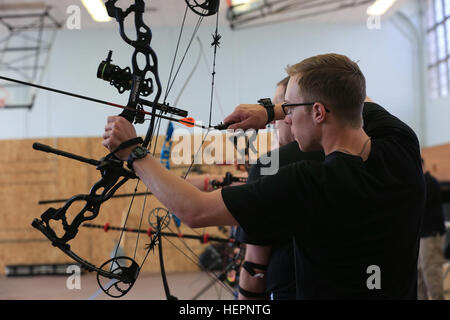 US Army 1st Lt. Michael Matthews, gebürtig aus Shady Grove Court, Ga., bereitet sich auf seinen Bogen während des Trainings, Fort Bliss, Texas, 1. März 2016 zu zeichnen. Mehr als 100 verwundet, sind Kranken und verletzten Soldaten und Veteranen im Fort Bliss zu trainieren und konkurrieren in einer Reihe von sportlichen Veranstaltungen wie Bogenschießen, Radfahren, schießen, sitzen, Rollstuhl-Basketball, Volleyball, Schwimmen und Leichtathletik. Armee-Trails, 6.-10. März, durch die Abteilung der Verteidigung Krieger Spiele 2016 Militärmannschaft, rund 250 Sportler, erfolgen die Teams aus Armee, Marine Corps, Marine, Luftwaffe, spezielle Operationen C Stockfoto