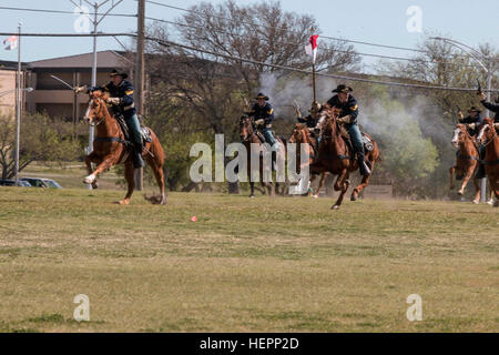Die 1. Cavalry Division Pferd Kavallerie Ablösung führt eine Kavallerieattacke zum Abschluss der Änderung des Kommando über die 3. gepanzerte Brigade Combat Team. Oberst John Woodward, ein Killeen, Texas, Native übernahm das Kommando über die 3. ABCT von Col Matthew Van Wagenen, gebürtig aus Pittsburgh, in einer Zeremonie am Cooper Feld. (Foto: U.S. Army Staff Sgt Leah R. Kilpatrick, 3rd Armored Brigade Combat Team Public Affairs Officer/freigegeben) Greywolf begrüßt neuen Kommandeur 160303-A-LC087-025 Stockfoto
