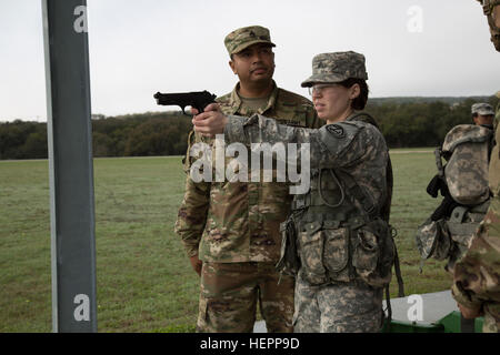 US-Armee Sgt. Marcy DiOssi zugewiesen, die 102. Training Division von ft. Leonard Wood, Mo., erhält eine Ausbildung von Staff Sgt Dion DiOssi derselben Einheit, vor der M9 Pistole Bereich während der 80. Training Befehl 2016 besten Krieger Wettbewerb (BWC) in Verbindung mit dem 99. regionale Unterstützung Befehl am Camp Bullis, Texas., 12. März 2016. Die BWC ist ein jährlicher Wettbewerb um die stärksten und am meisten gut abgerundeten Soldaten durch die Erfüllung der körperlichen und geistigen Herausforderungen sowie Grundfertigkeiten Soldat zu identifizieren. (US Army Foto von CPL. fertig Steven). 80. Training Command 201 Stockfoto