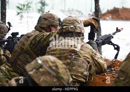 Eisen Trupp Soldaten mit 3. Geschwader, 2. Kavallerie-Regiment stationiert aus Vilseck, Deutschland, laden ein Maschinengewehr M249 während einer leeren Iteration ein scharfer Munition Übung bei Tapa Truppenübungsplatz in Estland, 8. bis 11. März 2016. (Foto: US Army Staff Sgt. Steven M. Colvin/freigegeben) Eiserne Truppe Felsen Estland mit scharfer Munition Übung 160312-A-HO673-393 Stockfoto