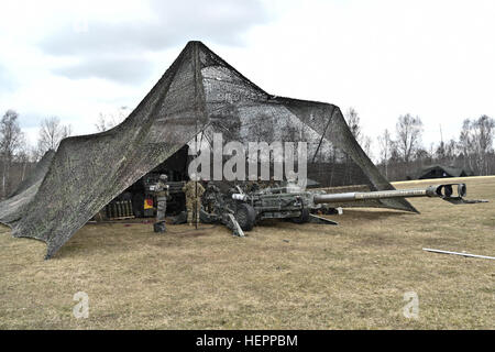 Soldaten, Archer Batterie, Field Artillery Geschwader, 2. Kavallerie-Regiment zugewiesen zeigen wie eine Haubitze M777, deutsche Soldaten aus dem 131. deutsche Artilleriebataillon zu bedienen, während der Teilnahme in ihrer Einheit Artillerie Systeme Zusammenarbeit Aktivitäten (ASCA) auf dem Truppenübungsplatz Grafenwöhr, befindet sich in der Nähe von Rose Barracks, Deutschland, 16. März 2016. Der Zweck dieser Veranstaltung war Partnerschaft Geschäfte mit deutschen und US-Armee Artillerie-Einheiten gleichzeitig jede Nation Soldaten, kooperative und kohärente multinationale Ausbildung zu erleben. (US Armee-Foto von Sgt. William A. Stockfoto