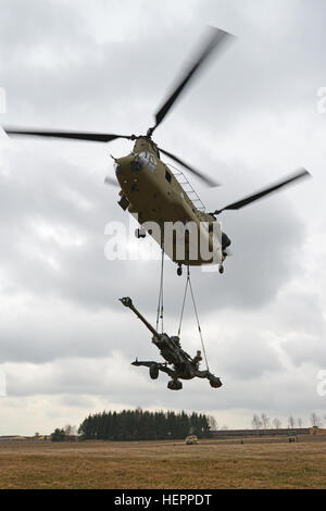 Troopers zugewiesen Archer Batterie, Field Artillery Geschwader, 2. Kavallerie-Regiment, mit Unterstützung von einem 12th Combat Aviation Brigade CH-47 Chinook Hubschrauber Besatzung führen Schlinge Last training mit M777 Haubitzen während der Staffel Artillerie Systeme Kooperationen bei der 7. Armee gemeinsame multinationale Ausbildung des Befehls Grafenwöhr Training Area Germany, 21. März 2016. (US Army Foto von visuellen Informationen Spezialist Gertrud Zach/freigegeben) Feldartillerie, 2CR, führt Schlinge Last training mit M777 160321-A-HE359-021 Stockfoto