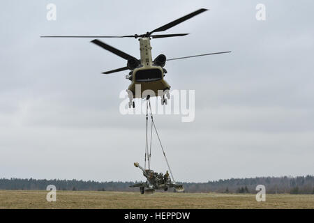 Troopers zugewiesen Archer Batterie, Field Artillery Geschwader, 2. Kavallerie-Regiment, mit Unterstützung von einem 12th Combat Aviation Brigade CH-47 Chinook Hubschrauber Besatzung führen Schlinge Last training mit M777 Haubitzen während der Staffel Artillerie Systeme Kooperationen bei der 7. Armee gemeinsame multinationale Ausbildung des Befehls Grafenwöhr Training Area Germany, 21. März 2016. (US Army Foto von visuellen Informationen Spezialist Gertrud Zach/freigegeben) Feldartillerie, 2CR, führt Schlinge Last training mit M777 160321-A-HE359-261 Stockfoto