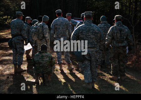 Soldaten des 3. MISB(A) und 9. MISB(A) führen zusammen mit den US-Marines NBC-Schulungen und CS-Gasreinigungsübungen während eines Feldtrainings in Camp Butner, North Carolina durch, um Katastrophenreaktion und Informationsverbreitung zu simulieren. Stockfoto