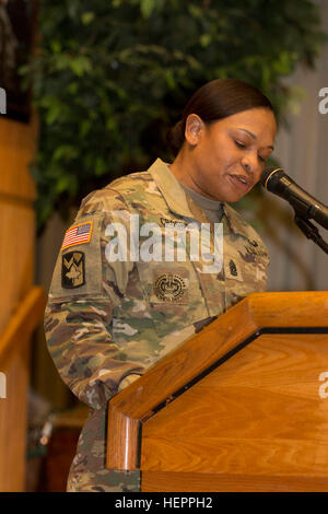 Menschen Sie Command Sergeant Major Jill Crosby, der Befehl Sergeant-Major der 1st Sustainment Brigade, 1. Kavallerie-Division, Adressen ein Publikum von mehr als 700 ias der Gastredner der Frauen Geschichte Monat Einhaltung auf Fort Hood März 24. 3. ABCT in Verbindung mit III Corps veranstaltete der Frauen Geschichte Monat Einhaltung während der Teilnehmer auf eine Reise durch die Geschichte der Frauen in der Armee im Unabhängigkeitskrieg in die Gegenwart entnommen wurden. Greywolf erkennt den Beitrag von Frauen militärischen 160324-A-LC087-002 Stockfoto