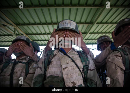 Irakische Soldaten der irakischen Ranger-Kurs angemeldet gelten Venenstauer, während ihre Augen während eines Tourniquet-Rennens am Camp Taji, Irak, 28. März 2016 bedeckt sind. Die Soldaten führten Kampf-lebensrettende Bohrer um Mission bereit zu halten. Camp Taji ist einer von vier kombiniert Joint Task Force – Betrieb innewohnende lösen Bau Partner Kapazität Standorten in irakische Sicherheitskräfte ausgebildet. (US Armee-Foto von Spc. William Lockwood/freigegeben) US-Armeesoldaten trainieren irakischen Ranger 160328-A-HH521-205 Stockfoto