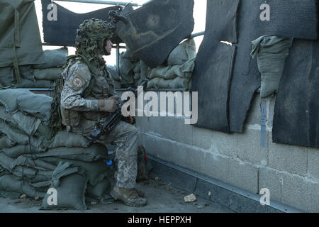 Ein litauischer Soldat der 1. Mechanisierte Infanterie-Bataillon scannt seine Sektor des Feuers während der Durchführung von defensiven Operationen während des Trainings Saber Junction 16 an der US-Armee gemeinsamen multinationalen Readiness Center (JMRC) in Hohenfels, Deutschland, 12. April 2016. Säbel Junction 16 ist der US-Army Europe 173rd Airborne Brigade Kampftraining Zentrum Zertifizierung Übung stattfindenden JMRC in Hohenfels, Deutschland, Mrz 31-Apr 24, 2016.  Die Übung soll die Bereitschaft der Armee Europa ansässigen Kampfbrigaden zu einheitlichen Land-Operationen durchzuführen und zu fördern Interoperabili bewerten Stockfoto