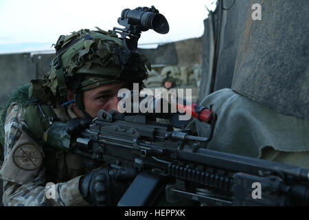 Ein litauischer Soldat der 1. Mechanisierte Infanterie-Bataillon zieht Sicherheit während der Durchführung von defensiven Operationen während des Trainings Saber Junction 16 an der US-Armee gemeinsamen multinationalen Readiness Center (JMRC) in Hohenfels, Deutschland, 12. April 2016. Säbel Junction 16 ist der US-Army Europe 173rd Airborne Brigade Kampftraining Zentrum Zertifizierung Übung stattfindenden JMRC in Hohenfels, Deutschland, Mrz 31-Apr 24, 2016.  Die Übung soll die Bereitschaft der Europa-basierte Kampfbrigaden einheitliches Land-Operationen durchzuführen und Förderung der Interoperabilität in einem Jo für die Armee zu bewerten Stockfoto