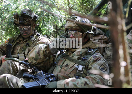 US-Soldaten der Comanche Truppe, 1. Staffel, 91. Kavallerieregiment 173rd Airborne Brigade übertragen einen situativen Bericht während der Durchführung einer simulierten Aufklärungs während des Trainings Saber Junction 16 an der US-Armee gemeinsamen multinationalen Readiness Center (JMRC) in Hohenfels, Deutschland, 14. April 2016. Säbel Junction 16 ist der US-Army Europe 173rd Airborne Brigade Kampftraining Zentrum Zertifizierung Übung stattfindenden JMRC in Hohenfels, Deutschland, Mrz 31-Apr 24, 2016.  Die Übung soll die Bereitschaft der Armee Europa ansässigen Kampfbrigaden, Unif führen zu bewerten Stockfoto