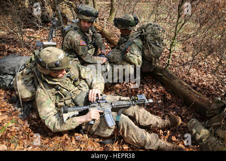 Ein US-Soldat, Zentrum der Comanche Truppe, 1. Staffel, 91. Kavallerieregiment 173rd Airborne Brigade bewerten simulierten Unfall während reagieren, während des Trainings Saber Junction 16 an der US-Armee gemeinsamen multinationalen Readiness Center (JMRC) in Hohenfels, Deutschland, 14. April 2016 zu kontaktieren. Säbel Junction 16 ist der US-Army Europe 173rd Airborne Brigade Kampftraining Zentrum Zertifizierung Übung stattfindenden JMRC in Hohenfels, Deutschland, Mrz 31-Apr 24, 2016.  Die Übung soll die Bereitschaft der Europa-basierte Kampfbrigaden der Armee, einheitliches Land o führen zu bewerten Stockfoto