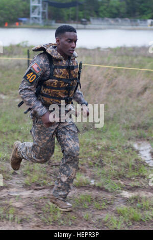 U.S. Army Ranger Sgt. Sheldon Evens, 75. Ranger Regiment, läuft nach Abschluss des Teichs während der Best Ranger Competition 2016 in Fort Benning, Georgia, 15. April 2016, zum nächsten Event. Die 33. Jährliche Best Ranger Competition 2016 ist eine dreitägige Veranstaltung, bei der die körperlichen, geistigen und technischen Fähigkeiten der Konkurrenz zu Ehren von LT. Gen. David E. Grange, Jr. (USA Armeefoto von Sgt. Brady Pritchett veröffentlicht) Best Ranger Competition 160415-A-GC728-010 Stockfoto