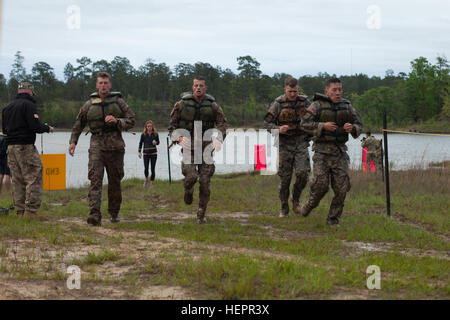 U.S. Army Rangers (von links nach rechts) die Capt. Timothy Moore und Henry James, 3. Infanterie-Division, sowie 1. LT. Michael Polanski und Gunther Wong, 25. Infanterie-Division, laufen nach Abschluss des Teichschwimmens während der Best Ranger Competition 2016, Fort Benning, Georgia, 15. April 2016, zum nächsten Event. Die 33. Jährliche Best Ranger Competition 2016 ist eine dreitägige Veranstaltung, bei der die körperlichen, geistigen und technischen Fähigkeiten der Konkurrenz zu Ehren von LT. Gen. David E. Grange, Jr. (USA Armeefoto von Sgt. Brady Pritchett veröffentlicht) Best Ranger Competition 160415-A-GC728-02 Stockfoto