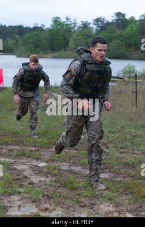 Christother Jarrett (rechts) und Charles McCawley, 7. Infanterie-Division, laufen nach dem Teichschwimmen während der Best Ranger Competition 2016 in Fort Benning, Georgia, 15. April 2016, zum nächsten Event. Die 33. Jährliche Best Ranger Competition 2016 ist eine dreitägige Veranstaltung, bei der die körperlichen, geistigen und technischen Fähigkeiten der Konkurrenz zu Ehren von LT. Gen. David E. Grange, Jr. (USA Armeefoto von Sgt. Brady Pritchett veröffentlicht) Best Ranger Competition 160415-A-GC728-036 Stockfoto