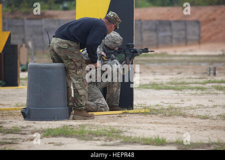 Christian Groom, der 1. Armee-Oberleutnant der US-Armee, der 1. Rüstung Division zugeordnet ist, qualifiziert sich mit seinem M4 Sturmgewehr während des Stresschießens auf Malone Range 17, Fort Benning, Georgia, 15. April 2016. Die 33. Jährliche Best Ranger Competition 2016 ist eine dreitägige Veranstaltung, bei der die körperlichen, geistigen und technischen Fähigkeiten der Konkurrenz zu Ehren von LT. Gen. David E. Grange, Jr. auf Ft. Benning, Ga., 15. April 2016. (USA Armeefoto von Sgt. Austin BernerVeröffentlicht) Best Ranger Competition 2016 160415-A-BZ540-0075 Stockfoto