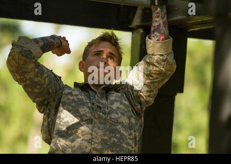 US Army Ranger Staff Sgt Luke Katz, zugewiesen, der US-Army National Guard, kreuzt das Klettergerüst als Bestandteil der Darby Queen-Hindernis-Parcours bei den besten Ranger Wettbewerb 2016 in Fort Benning, Georgia, 17. April 2016. Der 33. jährlichen David E. Grange Jr. besten Ranger Wettbewerb 2016 ist eine dreitägige Veranstaltung bestehend aus Herausforderungen Mitbewerbers körperlichen, geistigen und technischen Fähigkeiten zu testen. (US Armee-Foto von Spc. Josephine Carlson/freigegeben) Army Ranger bewegt sich durch Hindernis 160417-A-QI240-066 Stockfoto