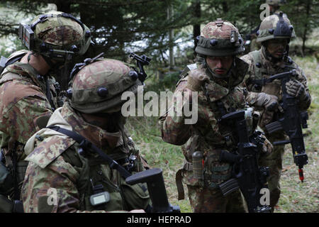 Italienische Soldaten der 5. Regiment 187. Fallschirmjäger-Regiment "Folgore" diskutieren Arbeitsabläufe während der Durchführung eines Häftlings-Exchange-Szenario während des Trainings Saber Junction 16 an der US-Armee gemeinsamen multinationalen Readiness Center (JMRC) in Hohenfels, Deutschland, 18. April 2016. Säbel Junction 16 ist der US-Army Europe 173rd Airborne Brigade Kampftraining Zentrum Zertifizierung Übung stattfindenden JMRC in Hohenfels, Deutschland, Mrz 31-Apr 24, 2016.  Die Übung soll die Bereitschaft der Armee Europa ansässigen Kampfbrigaden einheitliches Land Geschäfte bewerten eine Stockfoto