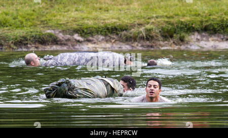 Soldaten vom 3. Geschwader, 17. Kavallerie-Regiment, 3. Combat Aviation Brigade schwimmen über einen Teich mit ihren Gang während der Fahrt Sporn auf Hunter Army Airfield April 20. Der Sporn Fahrt wurde entwickelt, um der Soldat Bereitschaft, ihre Silber-Sporen zusammen mit der Kavallerie zu halten verdienen testen Tradition lebendig. (Foto von Spc. Scott Lindblom, 3. CAB Public Affairs) Lighthorse Troopers testen ihre Kavallerie Geist 160420-A-UK465-026 Stockfoto