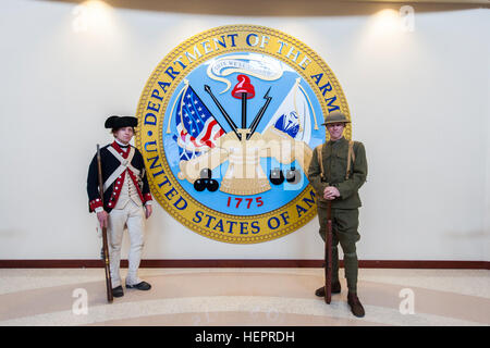 Chris Ruff, links, mit dem Nationalmuseum von der US Army Reserve, und Dr. John Boyd, US Army Reserve Command Historiker, Continental und Erster Weltkrieg Soldat zu Ehren des 108. Jahrestages der repräsentieren die von der US Army Reserve im Hauptquartier der US Army Reserve Command, 20. April 2016, in Fort Bragg, N.C. Der US Army Reserve gegründet 23. April 1908, als der Kongress die Armee genehmigte, eine medizinische Reserve-Korps, der offiziellen Vorgänger von der US Army Reserve zu etablieren. Im Laufe der Jahre haben US-Armee-Reserve-Soldaten in jeder großen militärischen Kampagne einzuschließende teilgenommen; Stockfoto