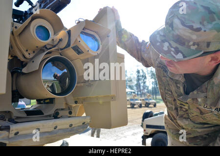 Die 88. regionalen Support Command Ausrüstung Fielding Neubau beherbergt derzeit Soldaten aus den 200. MP Befehl und 416th Ingenieur-Befehl während einer Krähen Materiel Fielding und Training trainieren Sie im Fort McCoy, Wisconsin. Die Soldaten nahmen im Brandfall Einarbeitung am 21. April.  Die Einarbeitung Feuer war Teil des Tank-automotive und Rüstung Befehl neue Ausrüstung Bedienerschulung für Soldaten auf den Betrieb von dieser Waffe Plattform, um die Einsatzbereitschaft zu verbessern.  88. RSC unterstützt dieses Training von Empfangsanlagen, erleichtern das Training mit spa Stockfoto