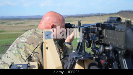 Die 88. regionalen Support Command Ausrüstung Fielding Neubau beherbergt derzeit Soldaten aus den 200. MP Befehl und 416th Ingenieur-Befehl während einer Krähen Materiel Fielding und Training trainieren Sie im Fort McCoy, Wisconsin. Die Soldaten nahmen im Brandfall Einarbeitung am 21. April.  Die Einarbeitung Feuer war Teil des Tank-automotive und Rüstung Befehl neue Ausrüstung Bedienerschulung für Soldaten auf den Betrieb von dieser Waffe Plattform, um die Einsatzbereitschaft zu verbessern.  88. RSC unterstützt dieses Training von Empfangsanlagen, erleichtern das Training mit spa Stockfoto