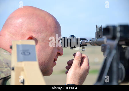 Die 88. regionalen Support Command Ausrüstung Fielding Neubau beherbergt derzeit Soldaten aus den 200. MP Befehl und 416th Ingenieur-Befehl während einer Krähen Materiel Fielding und Training trainieren Sie im Fort McCoy, Wisconsin. Die Soldaten nahmen im Brandfall Einarbeitung am 21. April.  Die Einarbeitung Feuer war Teil des Tank-automotive und Rüstung Befehl neue Ausrüstung Bedienerschulung für Soldaten auf den Betrieb von dieser Waffe Plattform, um die Einsatzbereitschaft zu verbessern.  88. RSC unterstützt dieses Training von Empfangsanlagen, erleichtern das Training mit spa Stockfoto