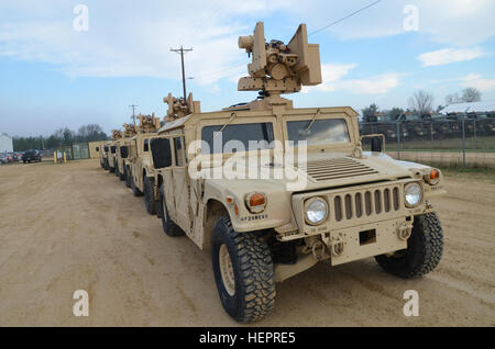 Die 88. regionalen Support Command Ausrüstung Fielding Neubau beherbergt derzeit Soldaten aus den 200. MP Befehl und 416th Ingenieur-Befehl während einer Krähen Materiel Fielding und Training trainieren Sie im Fort McCoy, Wisconsin. Die Soldaten nahmen im Brandfall Einarbeitung am 21. April.  Die Einarbeitung Feuer war Teil des Tank-automotive und Rüstung Befehl neue Ausrüstung Bedienerschulung für Soldaten auf den Betrieb von dieser Waffe Plattform, um die Einsatzbereitschaft zu verbessern.  88. RSC unterstützt dieses Training von Empfangsanlagen, erleichtern das Training mit spa Stockfoto