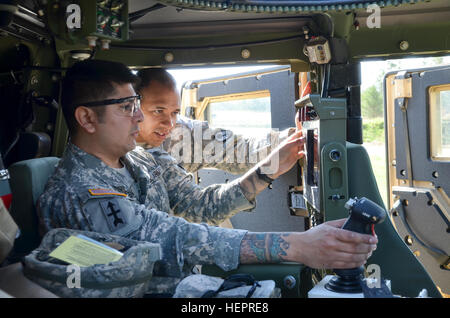 Die 88. regionalen Support Command Ausrüstung Fielding Neubau beherbergt derzeit Soldaten aus den 200. MP Befehl und 416th Ingenieur-Befehl während einer Krähen Materiel Fielding und Training trainieren Sie im Fort McCoy, Wisconsin. Die Soldaten nahmen im Brandfall Einarbeitung am 21. April.  Die Einarbeitung Feuer war Teil des Tank-automotive und Rüstung Befehl neue Ausrüstung Bedienerschulung für Soldaten auf den Betrieb von dieser Waffe Plattform, um die Einsatzbereitschaft zu verbessern.  88. RSC unterstützt dieses Training von Empfangsanlagen, erleichtern das Training mit spa Stockfoto