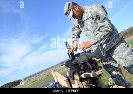 Die 88. regionalen Support Command Ausrüstung Fielding Neubau beherbergt derzeit Soldaten aus den 200. MP Befehl und 416th Ingenieur-Befehl während einer Krähen Materiel Fielding und Training trainieren Sie im Fort McCoy, Wisconsin. Die Soldaten nahmen im Brandfall Einarbeitung am 21. April.  Die Einarbeitung Feuer war Teil des Tank-automotive und Rüstung Befehl neue Ausrüstung Bedienerschulung für Soldaten auf den Betrieb von dieser Waffe Plattform, um die Einsatzbereitschaft zu verbessern.  88. RSC unterstützt dieses Training von Empfangsanlagen, erleichtern das Training mit spa Stockfoto