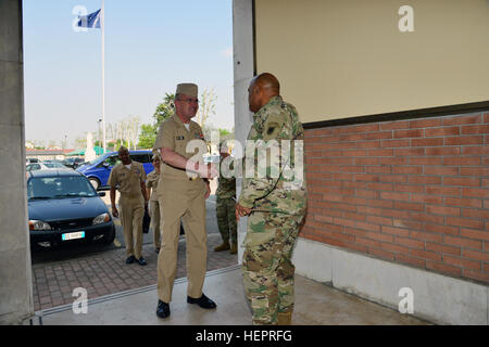 Generalmajor Darryl A. Williams (rechts), US-Armee Afrika Kommandierender General begrüßt Vice Admiral C. Forrest Faison III, US Navy Surgeon General und Chef-Büro für Medizin und Chirurgie, während eines Aufenthaltes in Caserma Ederle in Vicenza, Italien 22. April 2016. (Foto von US Armee visuelle Informationen Spezialist Davide Dalla Massara) Vice Admiral C. Forrest Faison Besuche bei Caserma Ederle in Vicenza, Italien 160422-A-DO858-004 Stockfoto