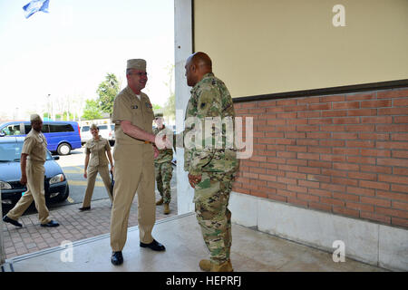 Generalmajor Darryl A. Williams (rechts), US-Armee Afrika Kommandierender General begrüßt Vice Admiral C. Forrest Faison III, US Navy Surgeon General und Chef-Büro für Medizin und Chirurgie, während eines Aufenthaltes in Caserma Ederle in Vicenza, Italien 22. April 2016. (Foto von US Armee visuelle Informationen Spezialist Davide Dalla Massara) Vice Admiral C. Forrest Faison Besuche bei Caserma Ederle in Vicenza, Italien 160422-A-DO858-006 Stockfoto