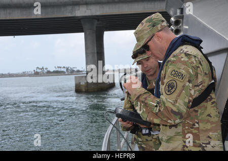 Sgt David Brian von der kalifornischen Nationalgarde 9. Civil Support Team (CST), rechts, und Sgt. 1. Klasse Damien Silva von D.C. Nationalgarde 33. CST untersuchen Sensorwerten 28.April an Bord eines Schiffes in der Mission Bay, San Diego, während einer Übung zu internationalen Schmuggel von Strahlungsquellen zu verhindern. In der Luft, auf dem Wasser, unterirdisch Grenzen 9. CST Strahlung Bohrer die 160428-A-AB123-002 Stockfoto