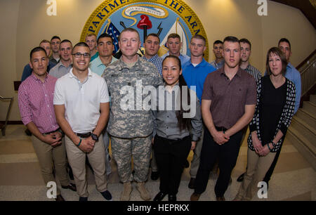 Soldaten, die im Wettbewerb um den Titel des Soldaten des Jahres 2016 US Army Reserve besten Krieger Wettbewerb in Fort Bragg, N.C. posieren für ein Foto mit interim Befehl Sgt. Maj.of die Army Reserve James Wills Hauptquartier der United States Army Reserve Befehl während der keine-Host sozialen Mai 2. Besten Krieger-Wettkampf in diesem Jahr bestimmt, dass die oberen Unteroffizier und Junior Soldat angeworben, die der US Army Reserve in der Abteilung der Armee besten Krieger Wettbewerb noch in diesem Jahr am Fort A.P. Hill, Virginia vertreten werden  (Foto der US-Armee Sgt. 1. Klasse Brian Hamilton/Release Stockfoto