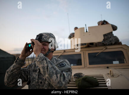 SPC. Bradley Schopf, ein US Army Reserve Militärpolizei Soldat mit dem 341. MP-Unternehmen von Tracy, Califonia, testet, seine Nacht-Optik vor einer montierten Crew serviert Waffe Qualifikation Nachttisch Feuer an Fort Hunter-Liggett, California, 3.Mai. Die 341. MP Co. ist eines der ersten Geräte in der Army Reserve führt eine komplette 6-Tabelle Mannschaft-Serve Waffe Qualifikation, umfasst die Maschinengewehre M2, M249 und M240B sowohl bei Tag und Nacht brennen. (Foto: U.S. Army Master Sgt. Michel Sauret) Armee-Reserve-MPs anbringen mit Crew serviert Feuerkraft 160503-A-TI382-0826 oben. Stockfoto