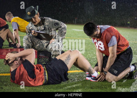 Armee-Reserve-Feldwebel, Sgt. 1. Klasse Kelly Foronda, 95. Ausbildung div. (IET) Klasse der Sit-ups von Staff Sgt Madison Peters, Military Intelligence Bereitschaft Befehl, während die Armee körperliche Fitness-Test beim 2016 US Army Reserve beste Krieger Wettbewerb in Fort Bragg, N.C., 3.Mai. Soldaten, die im Wettbewerb um den Titel der Army Reserve beste Krieger nahm einen regnerischen Dienstagmorgen der Armee körperliche Fitness-Test Hedrick Stadium auf der Post. Besten Krieger-Wettkampf in diesem Jahr bestimmt, dass die oberen Unteroffizier und Junior Soldat eingetragen, die der US-Ar vertreten werden Stockfoto