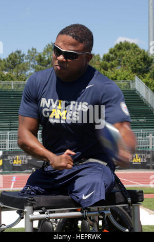 U.S. Army Veteran Ryan Major wirft Diskus beim Training in der Leichtathletik-Veranstaltung für das USA-Team bei den 2016 Invictus Games antreten.  Major, ein Infanterist ist ein Armee-Sportler aus New Orleans, Louisiana.  Er ist einer der 35 Soldaten und Veteranen Armee Athleten aus dem US-Team während der Invictus Games in Orlando, Florida, Mai 8-12.  Invictus Games, eine internationale adaptive Sportturnier-Veteranen und Verwundeten, Kranken und verletzten Angehörige verfügt über ca. 500 Sportsoldat aus 15 Ländern im Wettbewerb im Bogenschießen, Radfahren, indoor Rudern, Kraftdreikampf, sitzen vol Stockfoto